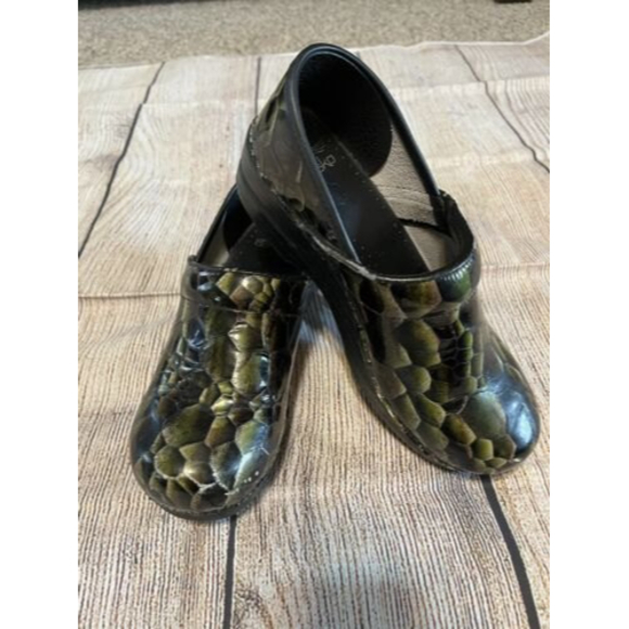 Dansko 39 Emerald Green Snake Scale Pattern Nursing Clogs Womens Shoe Size 8.5 - Picture 1 of 11
